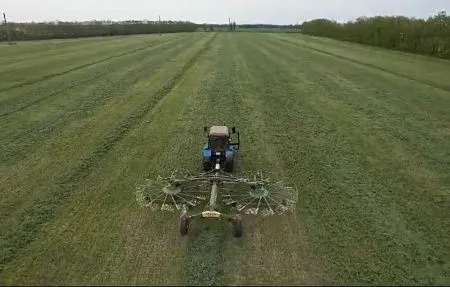Мы приступили к заготовке сенажа.