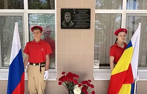 Сегодня в Кировской средней школе открыли мемориальную доску погибшему выпускнику и бывшему сотруднику ЗАО «Кировский конный завод» Сергею Попову.
